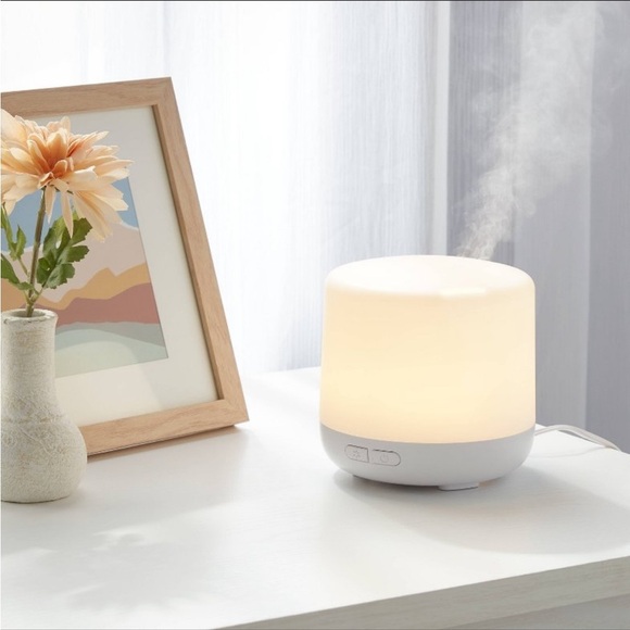 White Aroma Diffuser with Minimalist Design - Picture 1 of 3